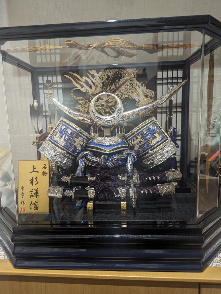 五月人形 コンパクト 上杉謙信 兜ケース飾り 兜飾り 宝童作 銀