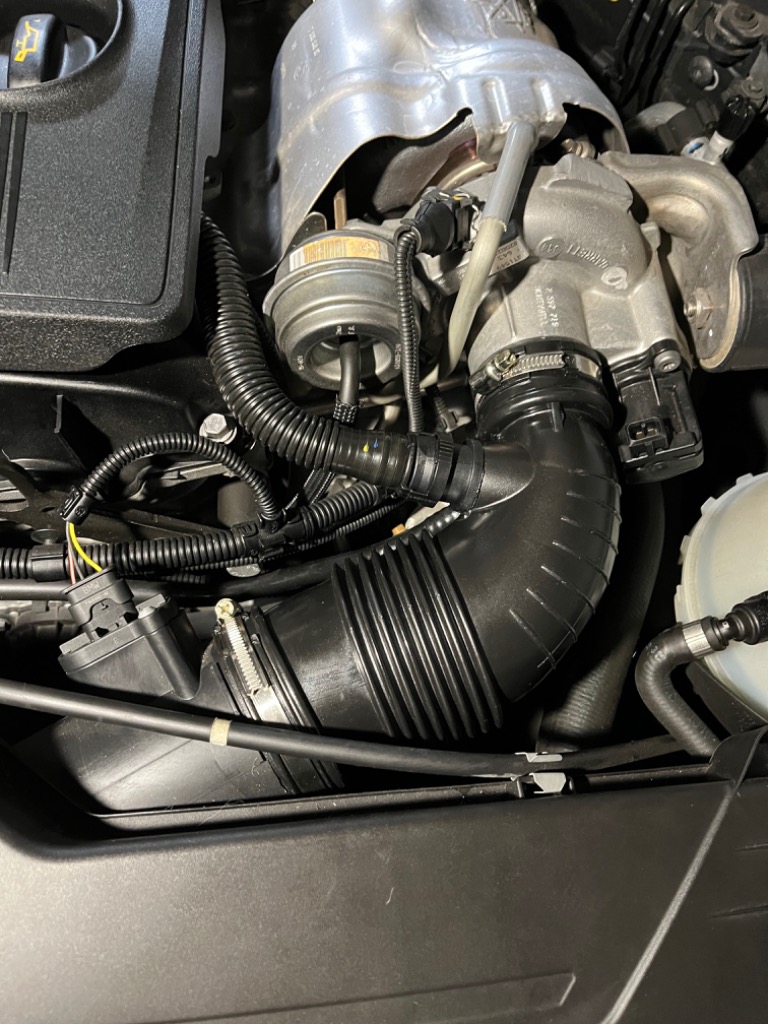 エアクリーナーパイプ エアインテークホース BMW 1シリーズ F20 F21 F30 116i 118i 120i N13 エンジン用  13717597586