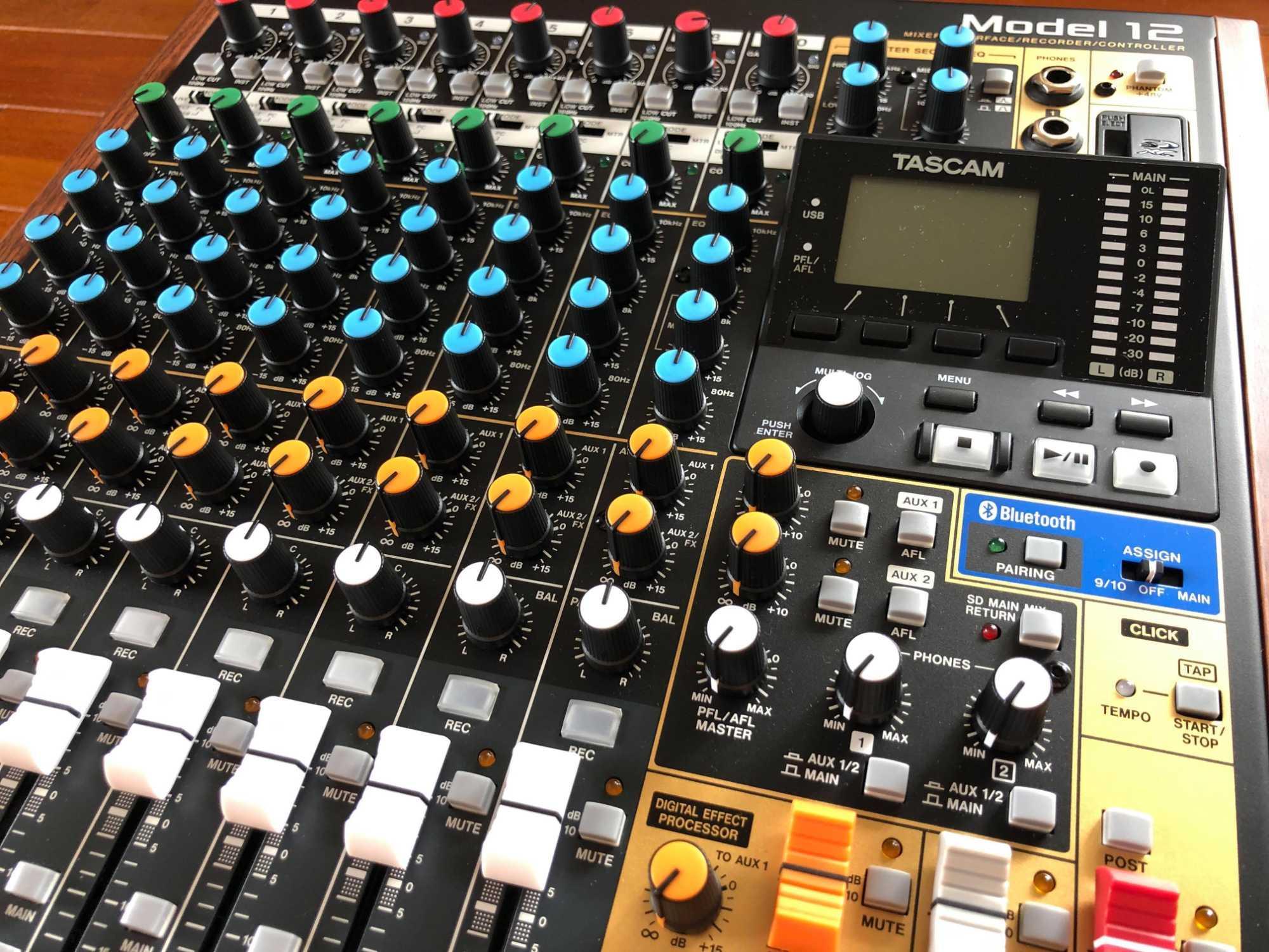 TASCAM Model 12 オールインワン・プロダクション・ミキサー