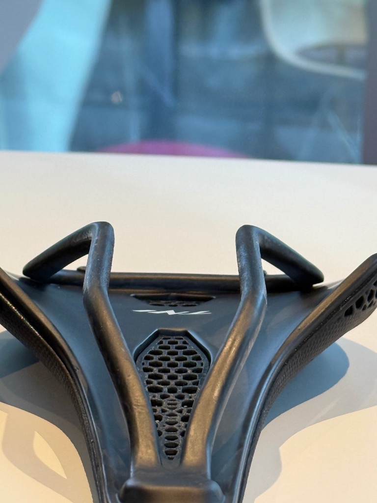 ２日間限定価格ＴＮＩ 3D AeroFlow 3Dカーボンサドル I Amazon | 正規品 TNI 3D AeroFlow カーボンサドル Ⅱ ティー
