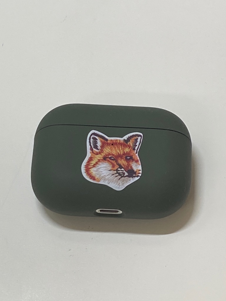 MAISON KITSUNE&#39; - 【新品未使用】メゾンキツネ AirPods Proケース チラックスフォックス Amazon | MAISON KITSUNE Chillax Fox シリコン製AirPods Pro