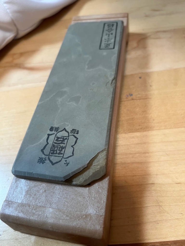 亀印 天然合砥石 (正本山合砥) 100型 プラ台付 箱入 「仕上砥石 亀印 天然合砥石 (正本山合砥) 100型 プラ台付 箱入 「仕上砥石