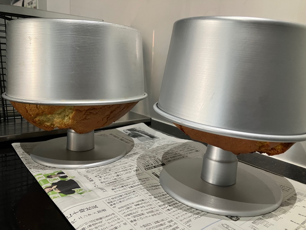 シフォンケーキスタンド 浅井商店オリジナル 焼きあがったシフォン