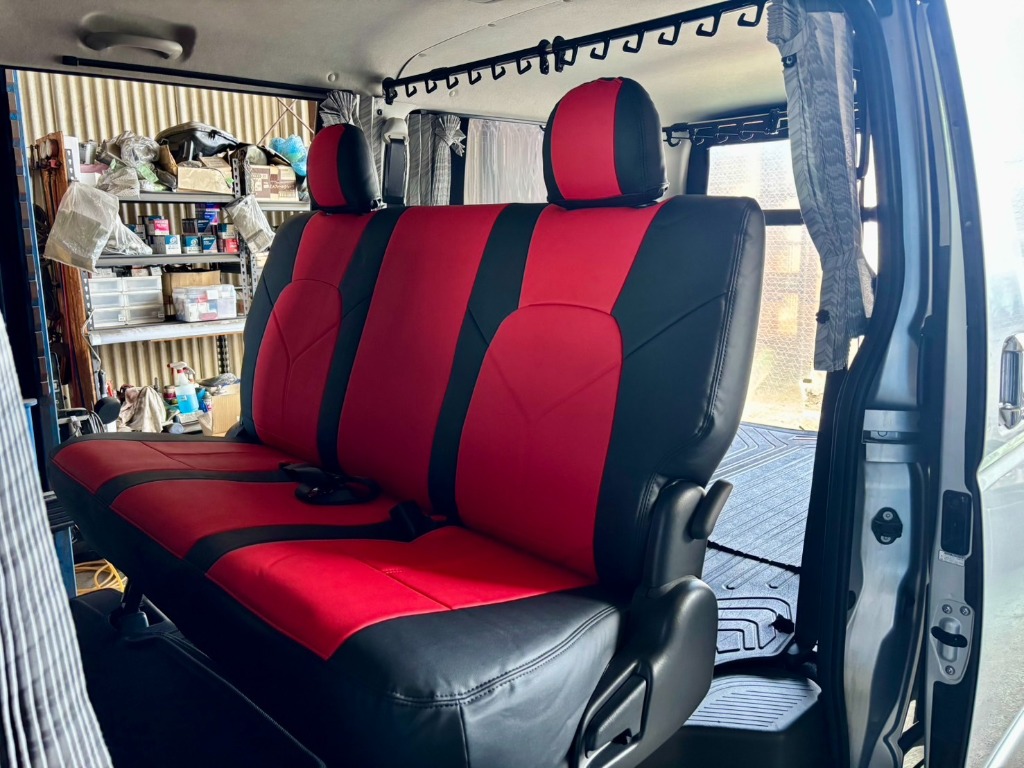 200系ハイエース標準ワイドシートカバーS-GL HELIOS黒×赤 HELIOS（車） トヨタ 200系 ハイエース 標準 ワイド ツートン