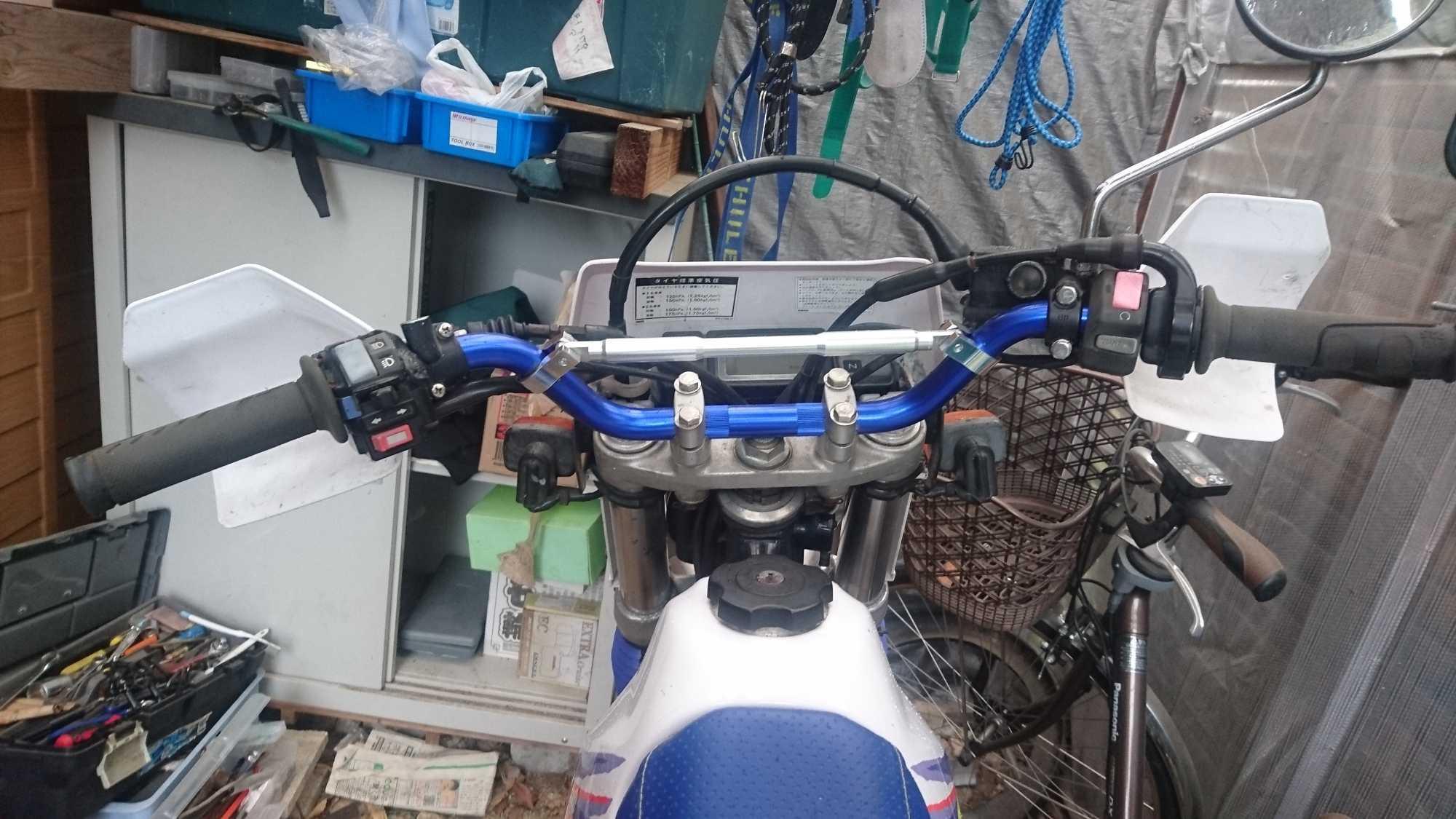 アルミ製 バーハンドル 青と黒 アルミハンドル 22.2mm 7/8インチ 青/ブルー : バイクパーツ