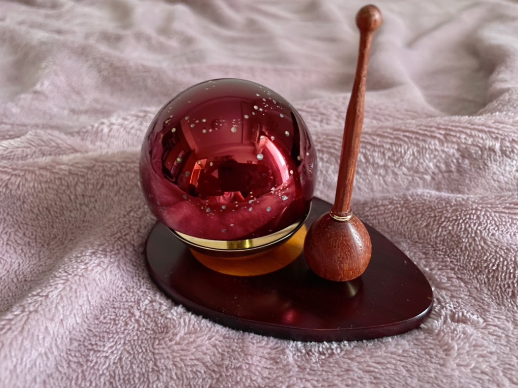 仏具6点+おりんセット 銀河 ワインレッド 2.5寸 + たまゆらりん 1.8寸 金 (りん台：紫檀×りん棒：花梨)GW2-T18G 仏具6点+おりんセット 銀河 ワインレッド 2.5寸 + たまゆらりん 1.8