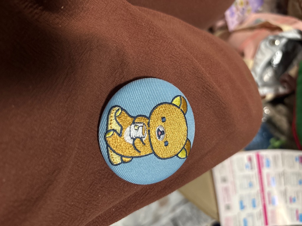 リラックマ　ぶらさげぬいぐるみ、刺繍缶バッヂ　セット リラックマ 刺繍缶バッジ 3点セット - メルカリ