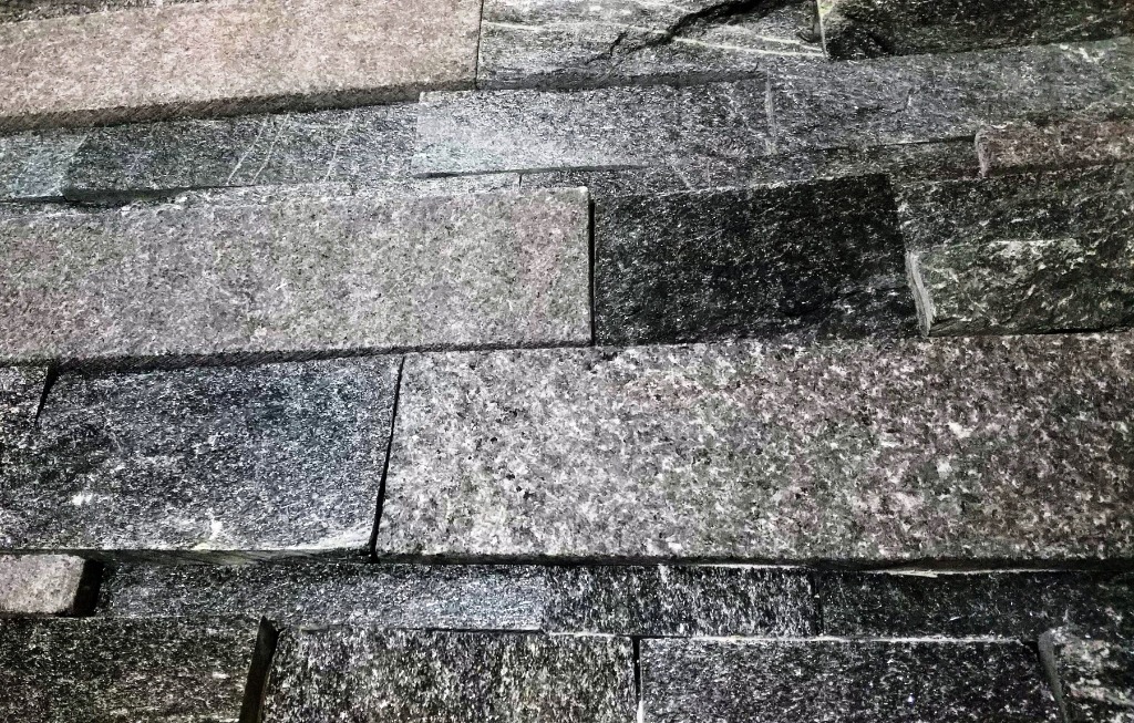 天然石の壁材 6枚入黒石割肌と凹凸ある面状 石壁 石材(ボネット ワイド ブラックダイヤモンドレッジ ケース販売)