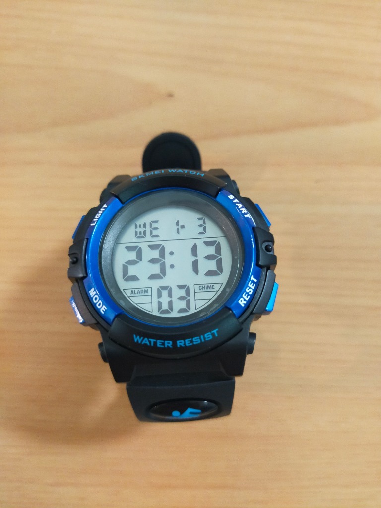 セール中」デジタル腕時計 腕時計 キッズ 子供用 ウォッチ 防水 多機能