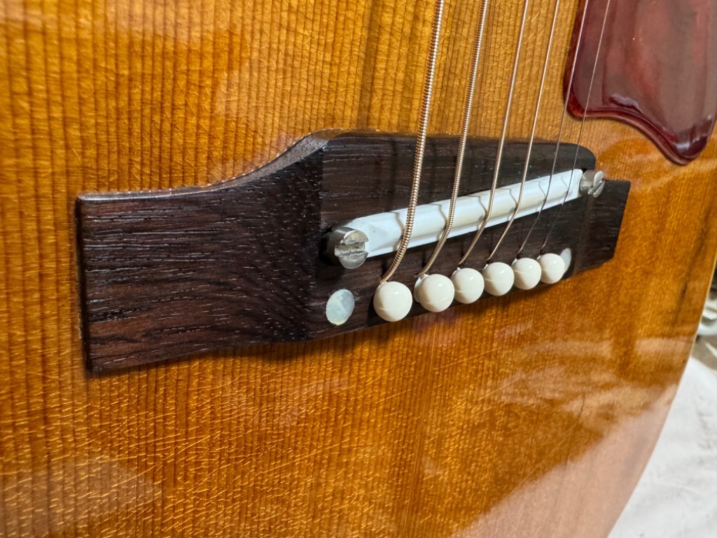 Gibson J-45・B-25のアジャスタブルサドルを固定サドルに 着脱式