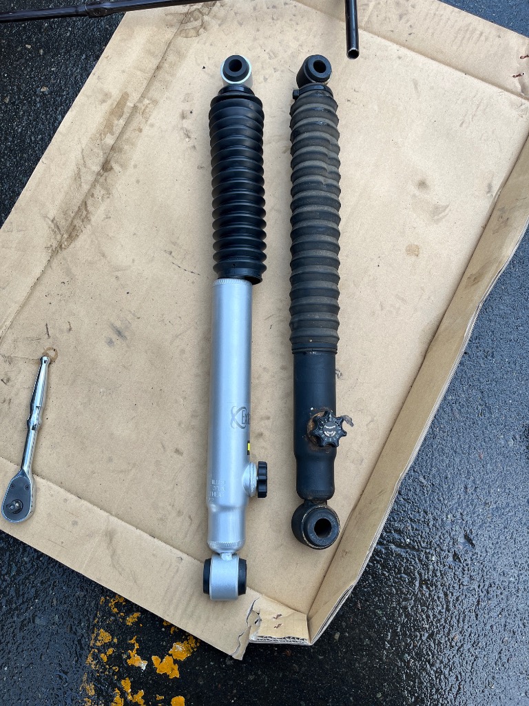 KYB カヤバ ショックアブソーバー E-S21911251 トヨタ 200系
