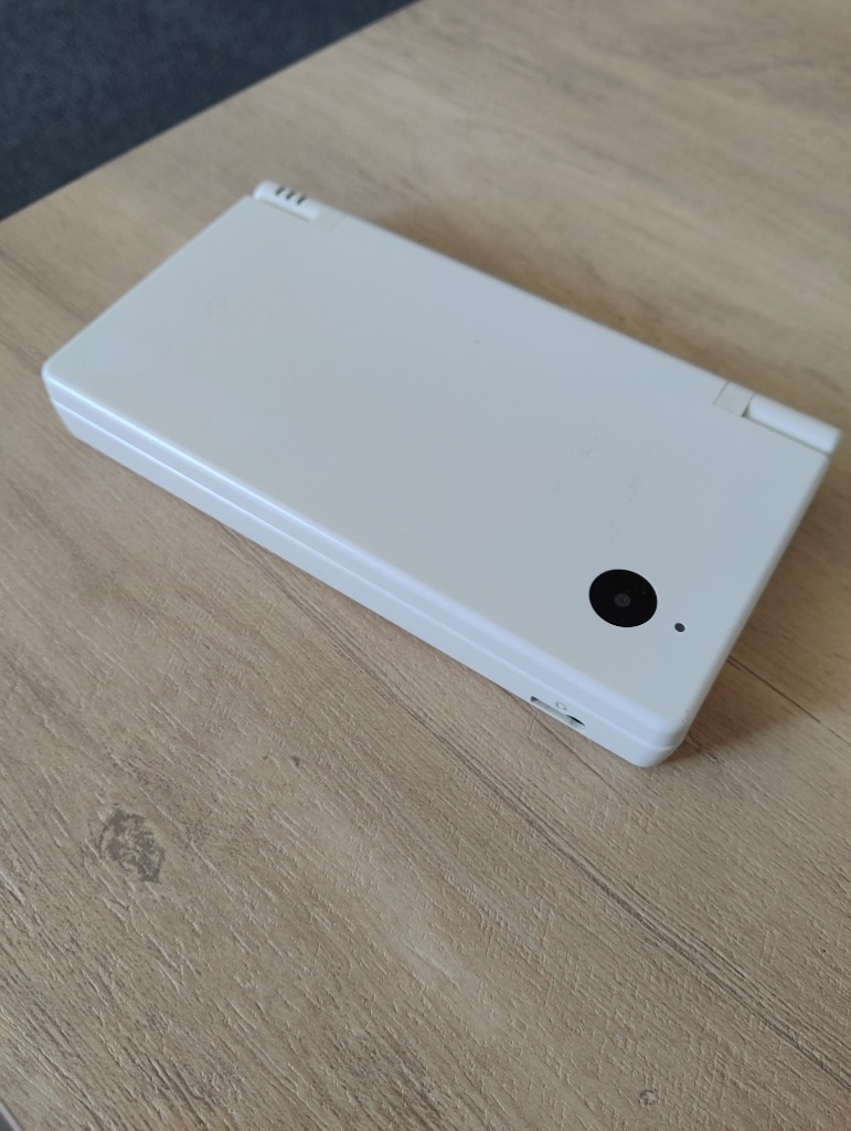 Nintendo DSi 本体 【すぐ遊べるセット】※充電ケーブル付 選べる
