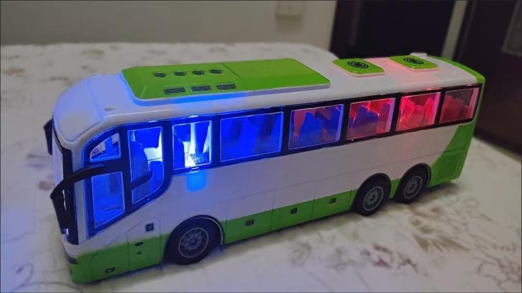 バスのラジコン ラジコンカー ラジコンバス ラジコン おもちゃ こども バス 車
