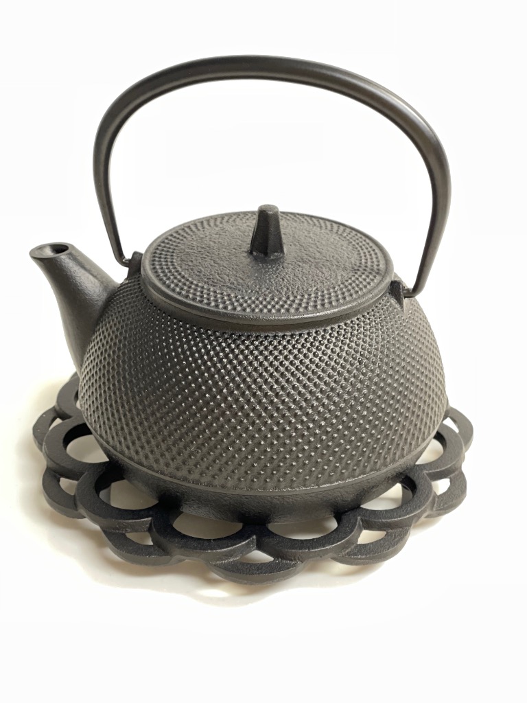 岩鋳（IWACHU） 南部鉄器 釜敷 輪菊 黒 小 ( 岩鋳 あすつく 急須