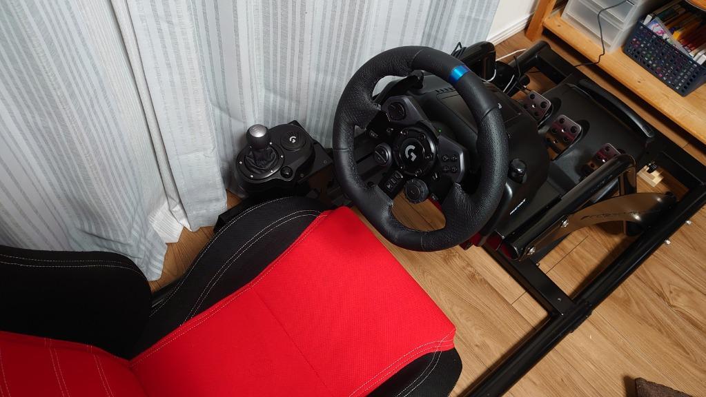 Logitech G923 Driving TureForce Feedback Racing Wheel Shifter付き