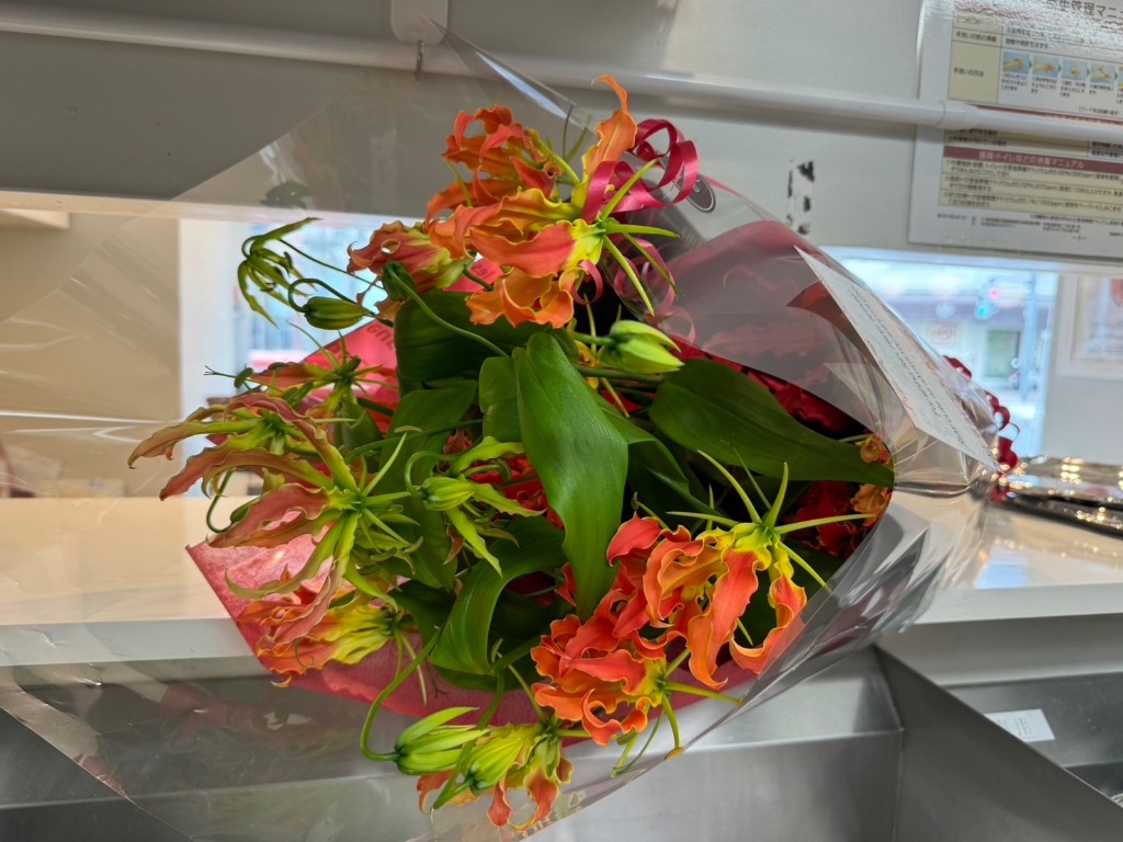 グロリオサ 花束 生花 フラワーギフト プレゼント 誕生日 贈り物