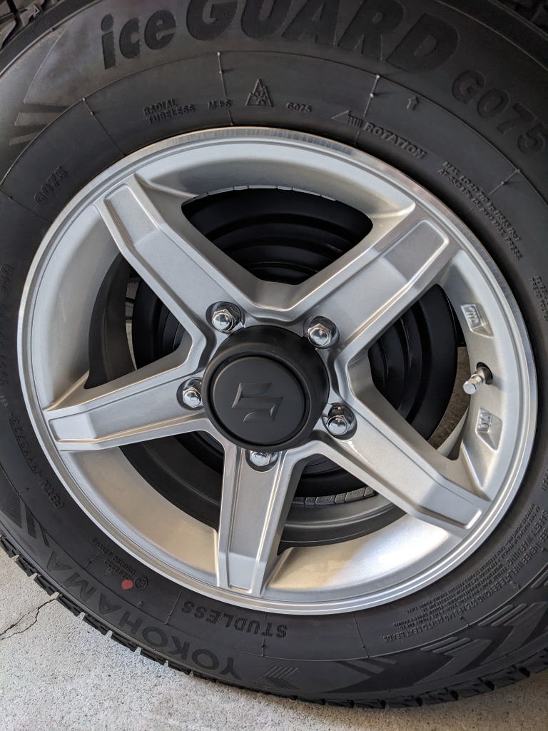 ジムニーYOKOHAMA4本 スタッドレスタイヤ G075 195/80R15 アイスガード SUV G075 195/80R15 スタッドレスタイヤ ホイール4