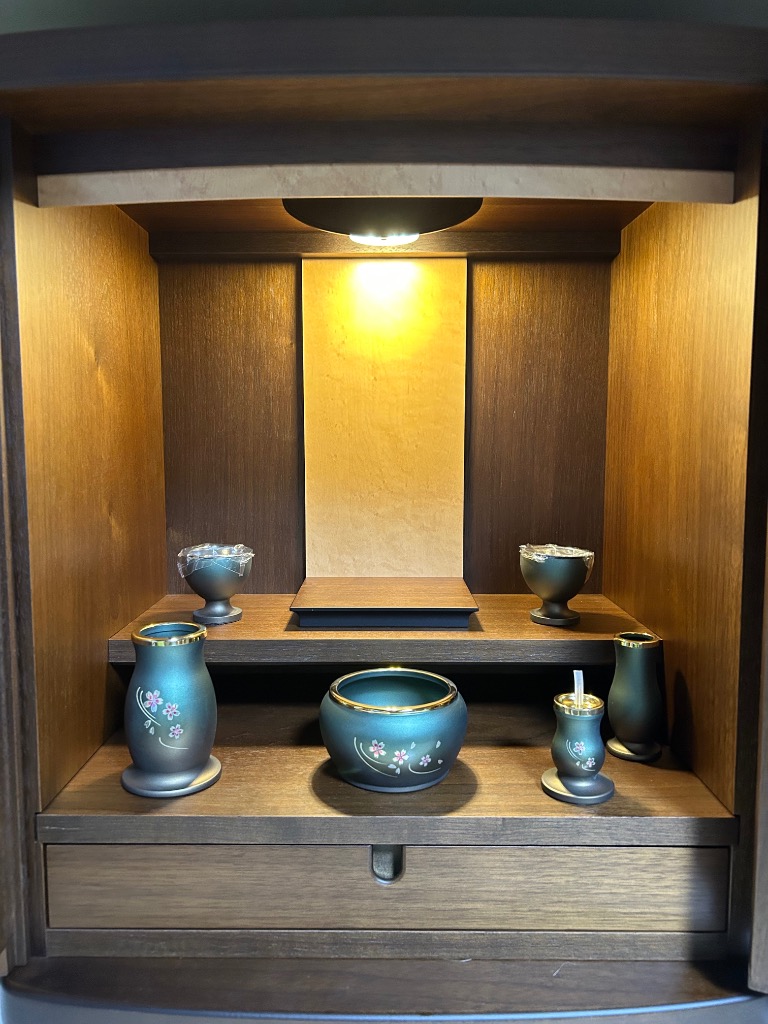 福和屋 【モダン仏具】ルミエール 6具足セット「桜彫入り」緑茶マット