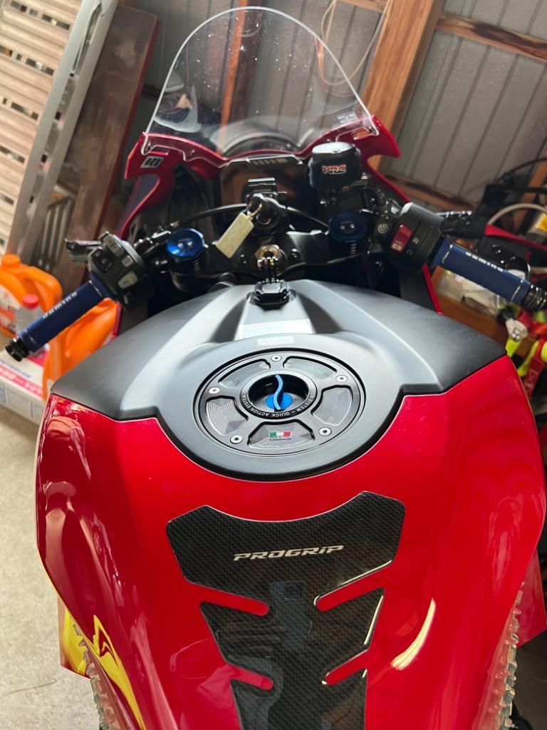 3周年記念イベントが DIMOTIV カーボン調タンクキャップパッド 7穴タンクキャップ用 CB1300SF X4 VFR1200 CB1100  VTR1000F CBR900 929 954RR CBR600RR ホーネット250 CRM250R AR MBX50 F 82-85 NS-1  NSR50 CBR150