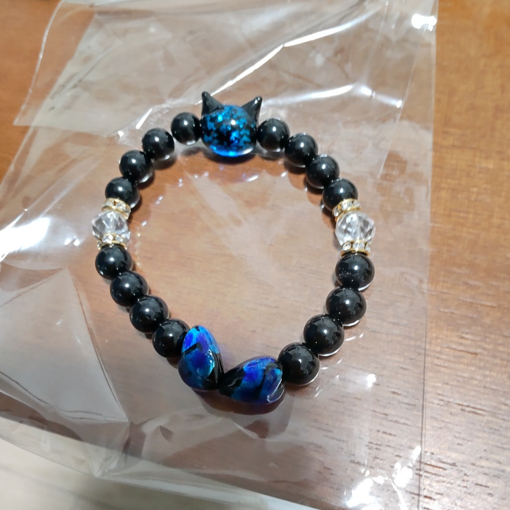 〖D351〗ラブラドライト猫パーツ アラシャン・多面カット水晶 ブレスレット ホタルガラス ブレスレット 光る 夜光 猫型ビーズ オニキス 64面