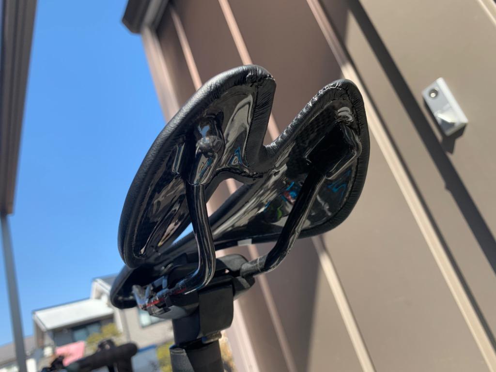 １円スタート【新品・即納】穴あき軽量カーボンサドル (約120g)