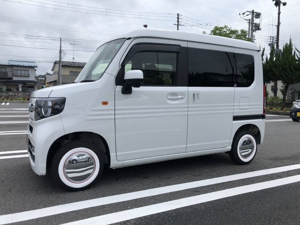 12インチ ホワイトリボン ホイールキャップ挟み込みタイプ 1台分