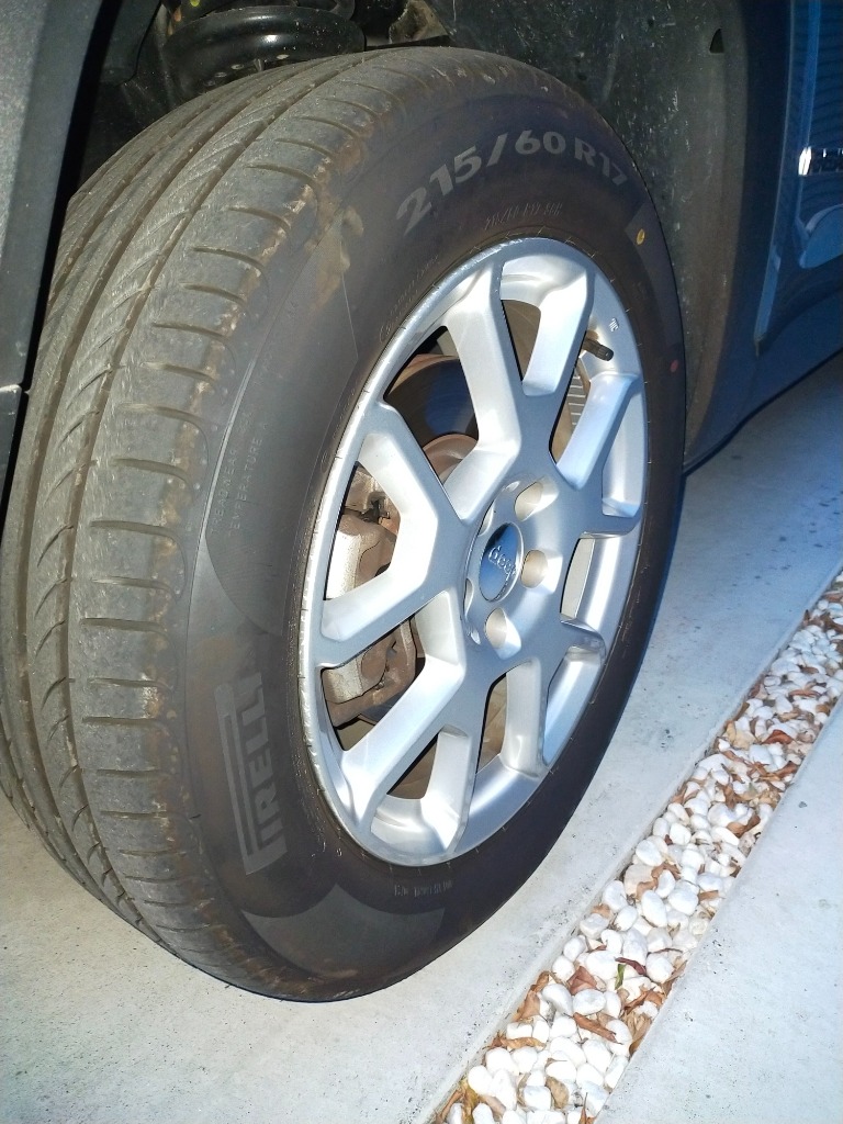 新品同様　イボイボ　2024年製　ピレリ　パワジー　215/60R17　バリ溝 新品同様 イボイボ 2024年製 ピレリ パワジー 215/60R17 バリ溝