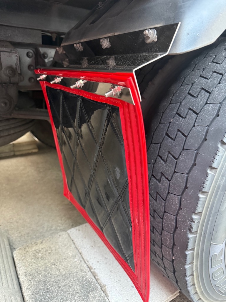 2トントラック　ダンプ　泥除け　デコトラ　ウロコ黒　430×400 サイズ変更可 Amazon | 2トントラック 泥除け 430×400 標準 ワイド フラップ
