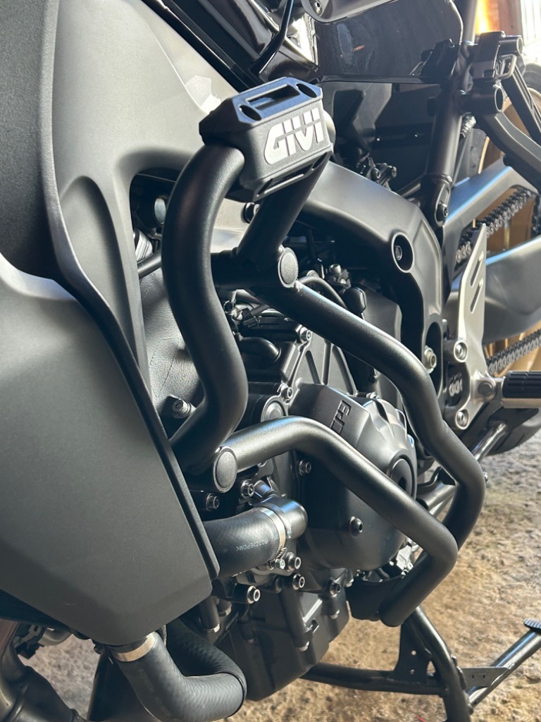 GIVI TN2159B バージョンB エンジンガード クラッシュバー／YAMAHA TRACER 9 / TRACER 9 GT (21 -  23)専用