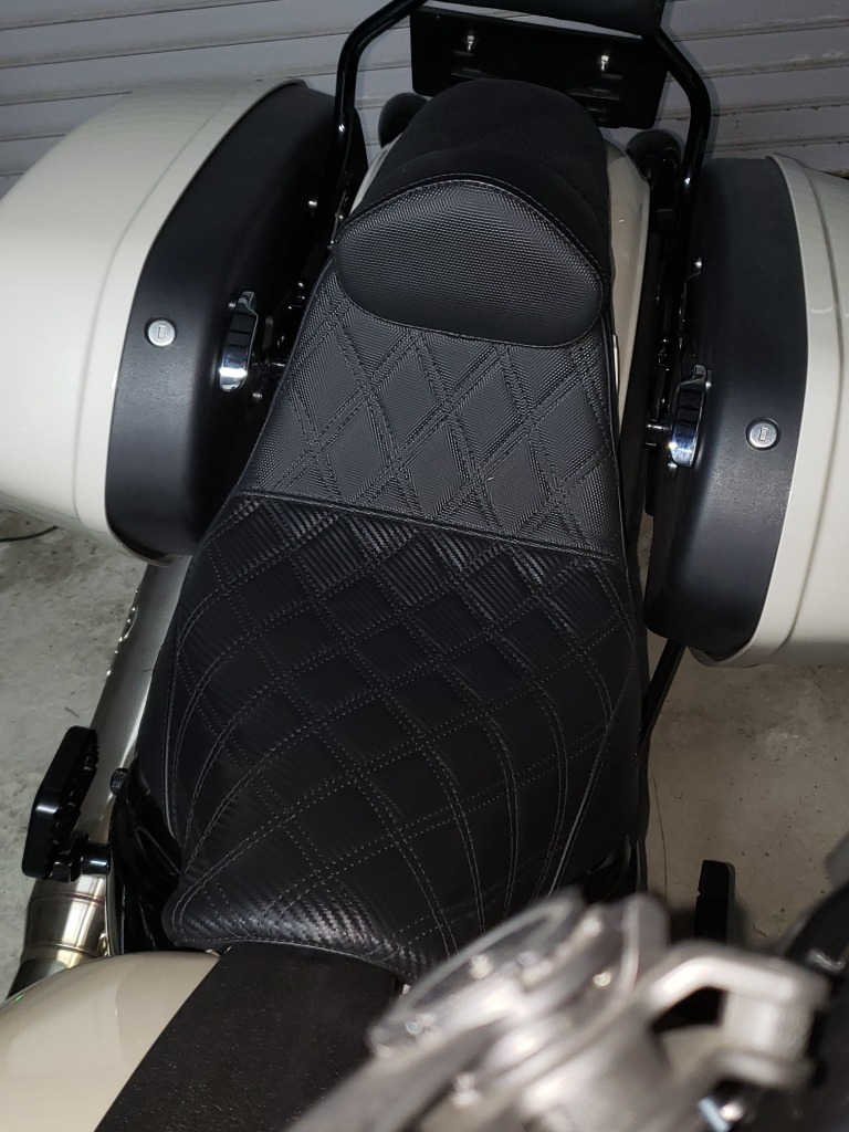Saddlemen Pro SDCパフォーマンスグリッパーシートバックレスト付き サンディエゴカスタムズ Proシリーズ パフォーマンス グリッパー