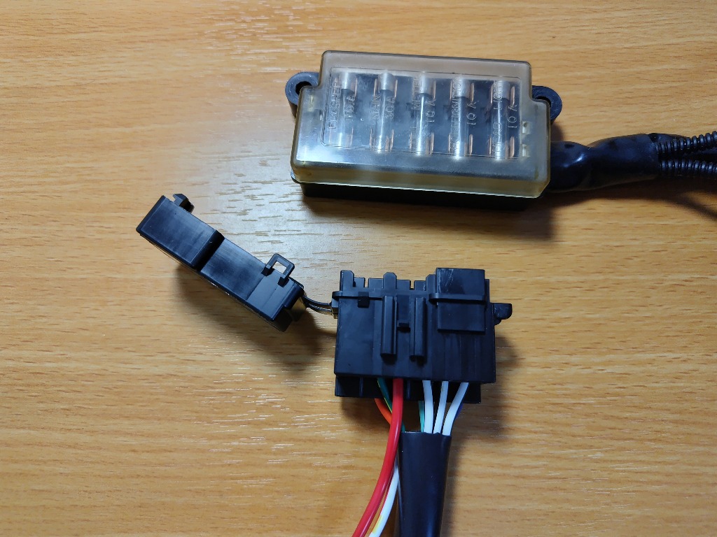 住友電装 ミニヒューズ用 非防水 ヒューズホルダー 8P 黒/FUSE 住友電装 ミニヒューズ用 非防水 ヒューズホルダー 8P 黒/FUSE
