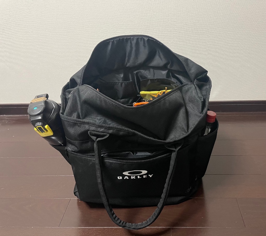 新品 OAKLEY オークリートートバッグ FOS902055 ブラックアウト 新品 OAKLEY オークリートートバッグ FOS902055 ブラックアウト