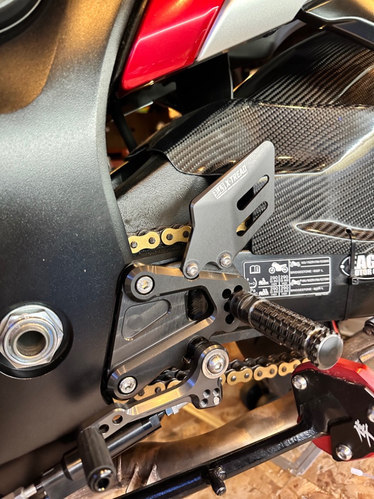 ヨシムラ（YOSHIMURA） 【メーカー在庫あり】 559-592-V000 ステップ