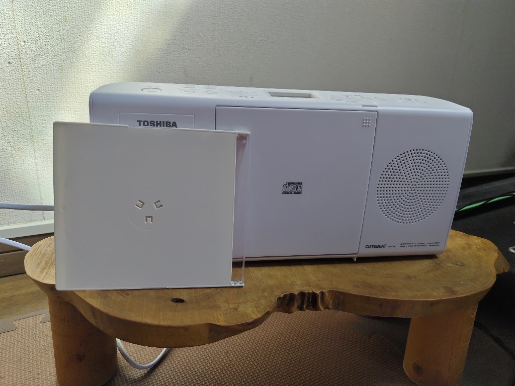 TOSHIBA 東芝 CDラジオ スリム＆スタイリッシュボディ TY-C24(W