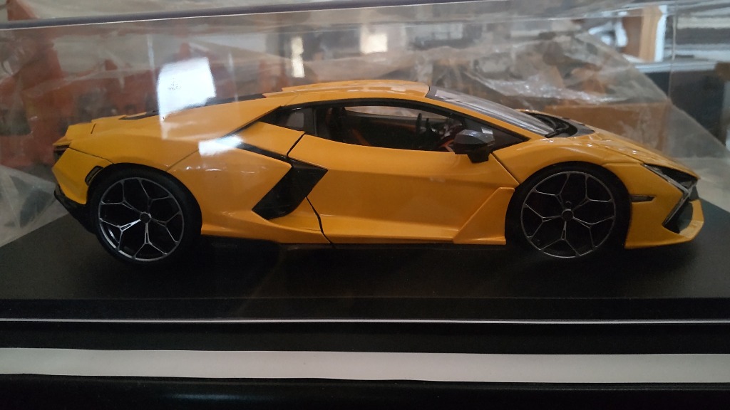 ミニカー 1/18 maisto 2023 ランボルギーニ レヴエルト
