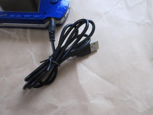 PSPと充電器とソフト PSP 充電アダプタ ケーブル ストレート 2m CW-234 : AKROS 懐中