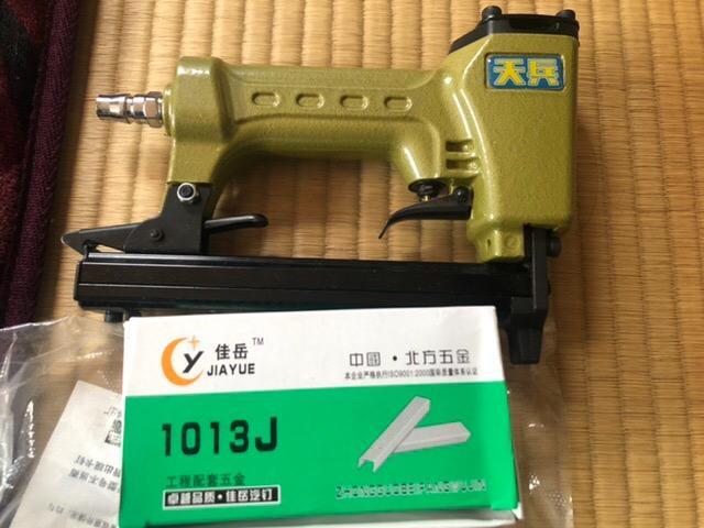 釘打機 釘打ち機 エアータッカー 針5000本付 エアー釘打機 軽量 コンパクト 六角レンチ エア工具 DIY 日曜大工 エアーツール 釘 釘打ち  :787895665:isozaki-store - 通販 - Yahoo!ショッピング