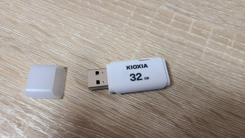 翌日配達 USBメモリ32GB Kioxia（旧Toshiba）【2個セットお買得】 USB2.0 TransMemory U202  Windows/Mac対応 日本製 KX7008-LU202WGG4-2P 秋のセール :KX7008-LU202WC4-2P:嘉年華 - 通販 -  Yahoo!ショッピング