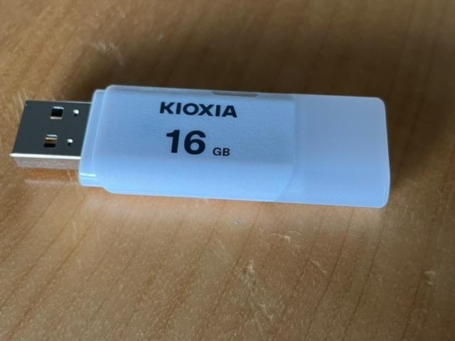 USBメモリ16GB Kioxia（旧Toshiba） USB2.0 TransMemory U202 Windows/Mac対応 日本製  LU202W016GG4海外パッケージ 翌日配達対応 ポイント消化KX7007-LU202WGG4 :TO7007UHYBS-WH:嘉年華 - 通販  - Yahoo!ショッピング