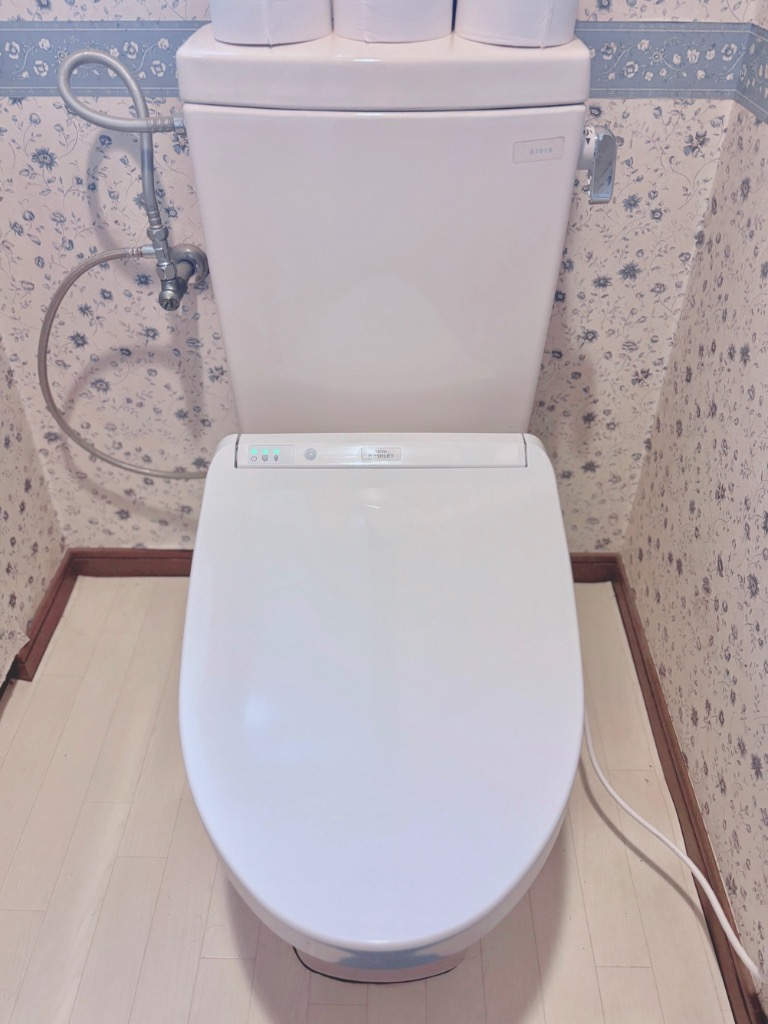 TOTO ウォシュレット KMシリーズ 瞬間式 温水洗浄便座 2017年製 TOTO 温水洗浄便座(瞬間式)ホワイト ウォシュレット KMシリーズ