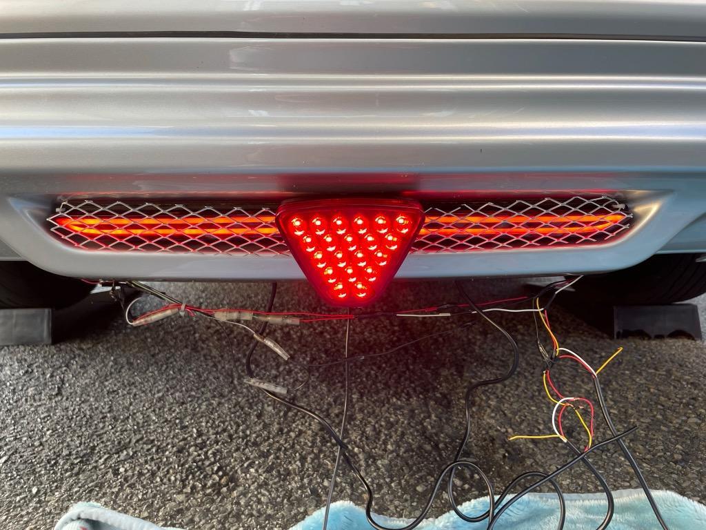 汎用 リフレクター　バックフォグ　ブレーキランプ　LED リフレクター　ストロボ機能　点滅　ブレーキランプ　レッド　赤　三角　高輝度