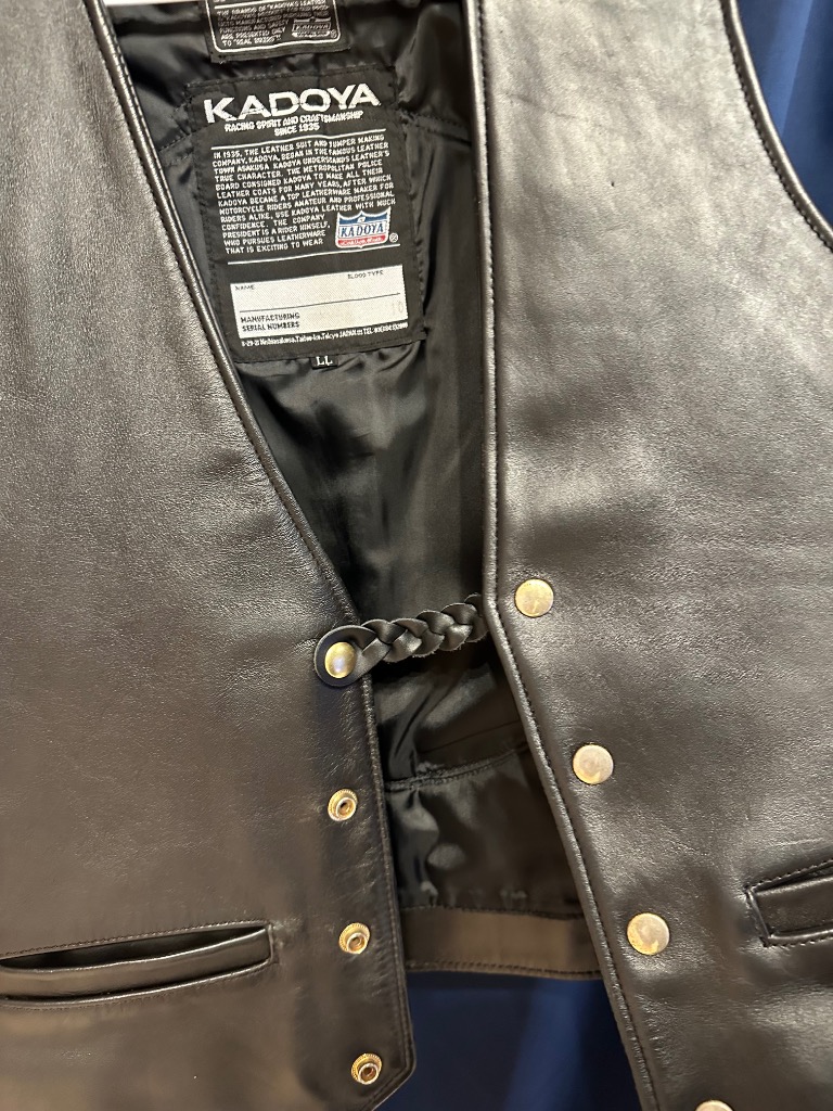 KADOYA 黒 レザーベスト Lサイズ　ベストエクステンダー付　バイカーベスト 革ベスト ボタンダウン レザーベスト｜カドヤ公式オンライン