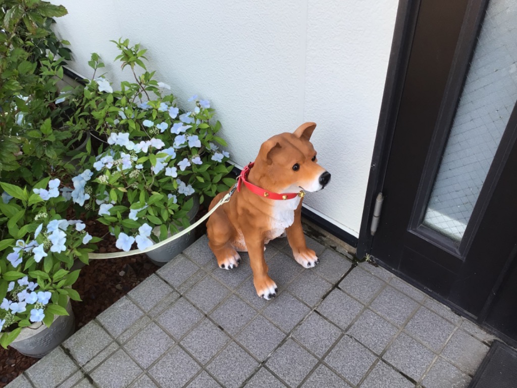 庭 置物 犬 ガーデンオーナメント 吠える ビッグリキ 明暗
