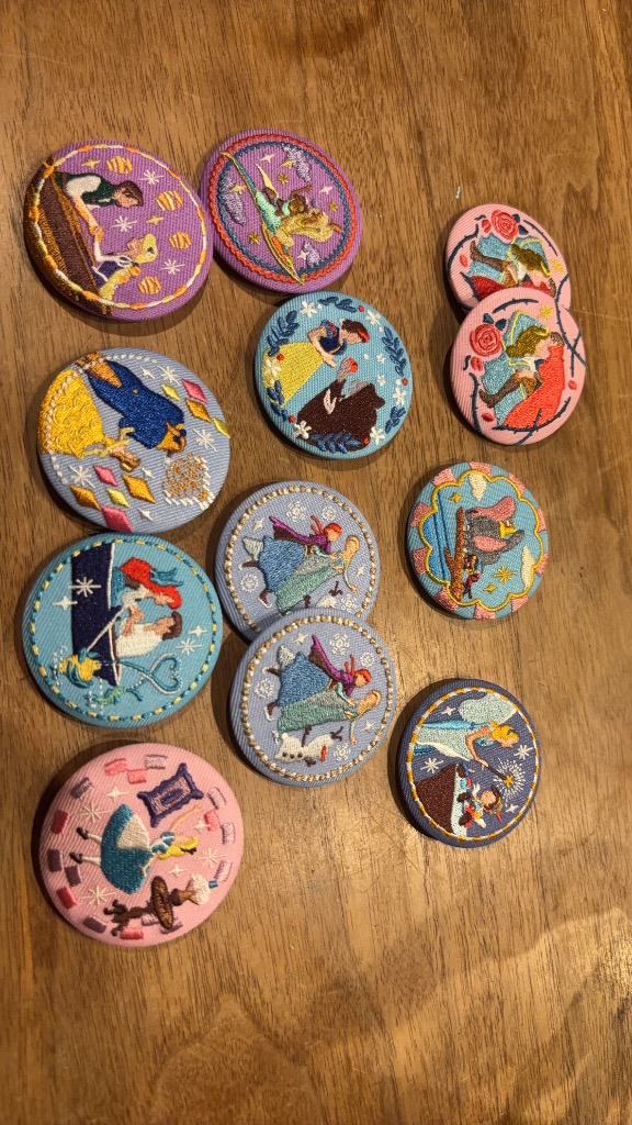 Disney Characters 刺繍缶バッジビスケットの缶バッジ セット売り Disney Characters 刺繍缶バッジビスケット 12個入りBOX (食玩