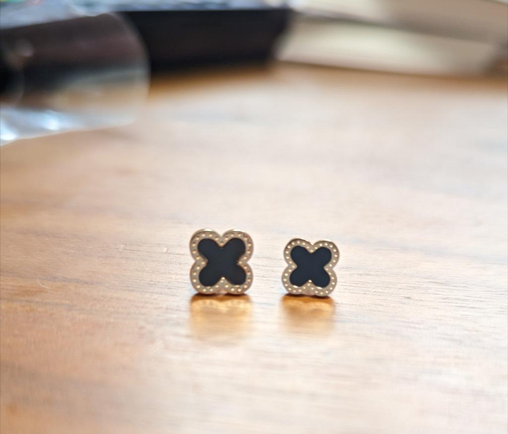 ピアス クローバー ブラックオニキス ホワイトシェル チタン ピアス クローバー ブラックオニキス ホワイトシェル チタン