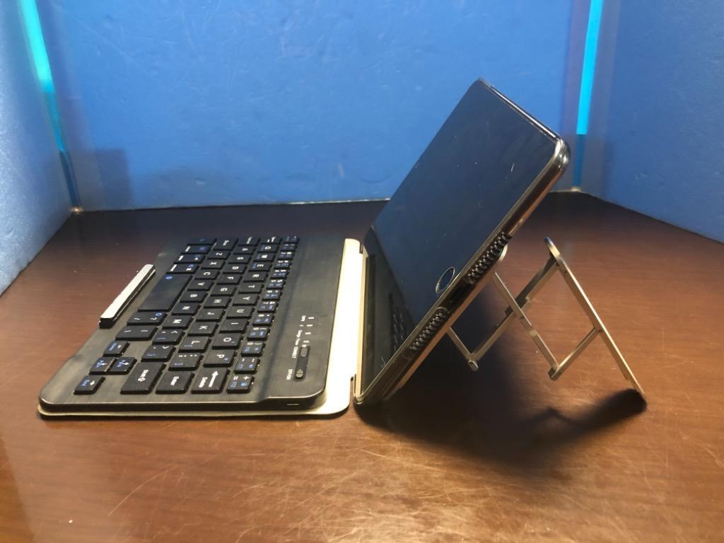 タブレットスタンド 折りたたみ 角度調節 折畳式 スティック型 粘着テープ 両面 貼り付け 軽量 スリム 薄型 コンパクト シンプル おしゃれ 持ち運び iPad