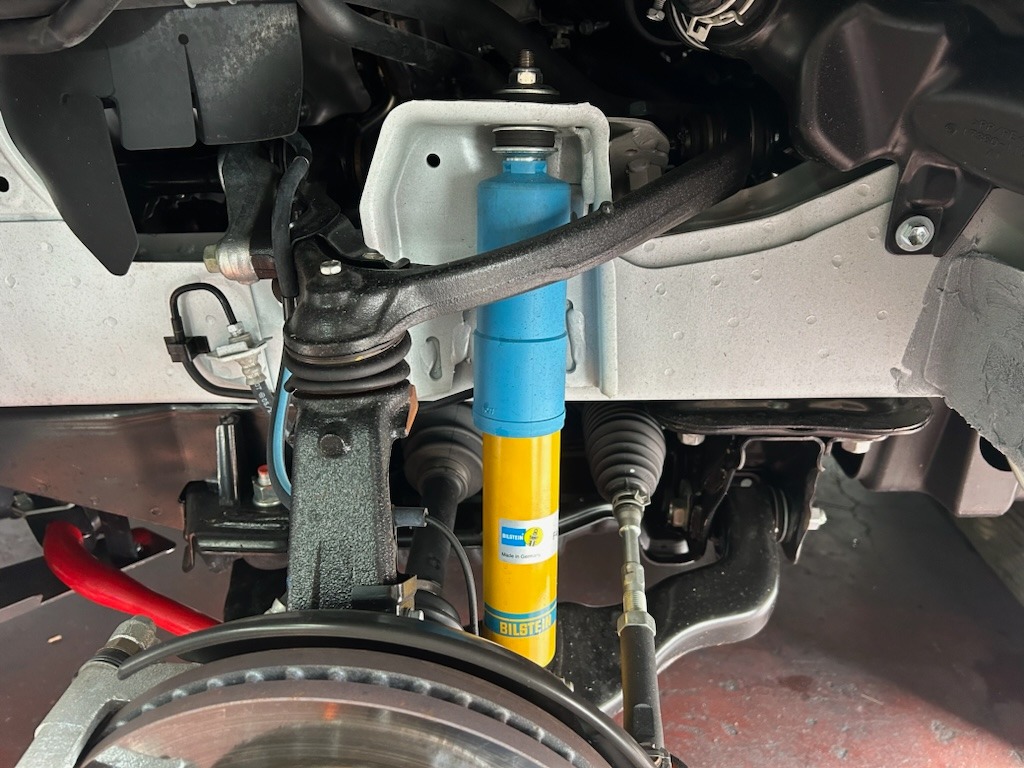 国内正規品〕BILSTEIN B6 トヨタ ハイエース バン 2WD / 4WD 04/8〜 フロント+リア 1台分セット BE5-E206 + BE5 -E207 ビルシュタイン : b-be5-e206-e207 : オイル通販 KU ヤフー店 - 通販 - Yahoo!ショッピング