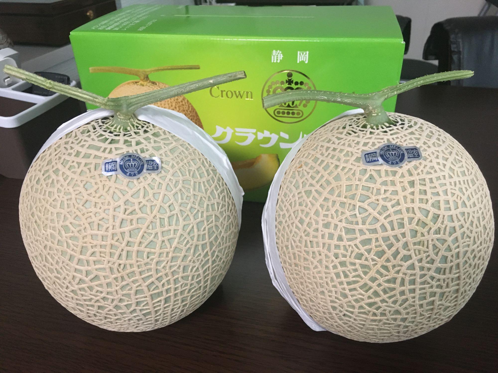 メロン 静岡産 ”クラウンメロン” 大玉 約1.8kg×2玉入り 専用化粧箱≪等級 白≫ 送料無料  :2015-crown-shiro1800x2:くらし快援隊 - 通販 - Yahoo!ショッピング