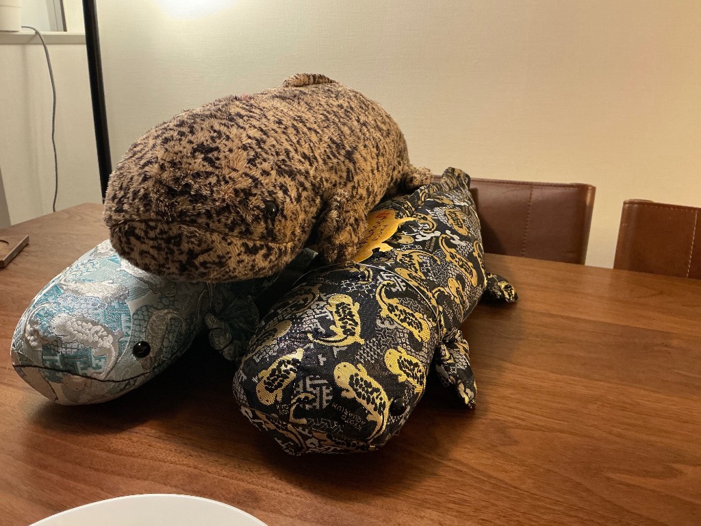 西陣織 オオサンショウウオ ぬいぐるみ 金 : 京都水族館