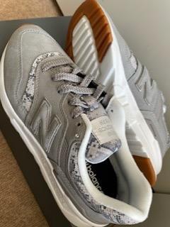 【ニューバランスゴルフ】2WAY撥水ブルゾンジャケット スニーカーロゴLL 総柄 ニューバランスゴルフ】2WAY撥水ブルゾンジャケット スニーカー